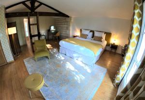 PineuilhにあるLA CARRETERIE - Maison de Famille{s}のベッドとテーブルと椅子のある寝室 +61枚の写真