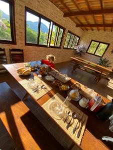 穆庫熱的住宿－Pousada Guiné，窗户间里一张桌子,上面有食物