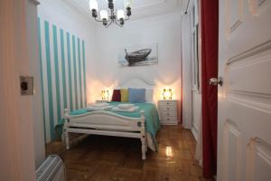 リスボンにあるClassy and cozy Double room in Marques de Pombal, Nautic, with shared Bathroomのベッドルーム1室(ベッド1台、シャンデリア付)