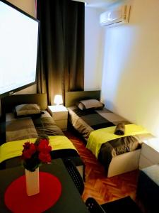 En eller flere senge i et værelse på Pula Center Arena Belvedere Apartments and Rooms