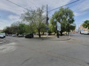 una calle vacía con coches aparcados a un lado de la carretera en The Floor Piata Unirii, en Bucarest