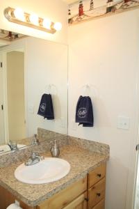 Bilik mandi di 3 queen beds, 1 twin bed, 2 rooms, 1 and a half bath, self check-in, flexcation equipped +22 gambar