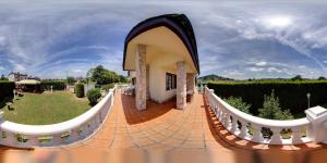 una casa con una valla blanca y un patio en Casa La Huertina, en Camino