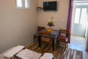 TV a/nebo společenská místnost v ubytování Apartmani Vlaovic + 33 fotografií