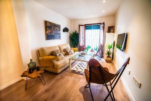 salon z kanapą i stołem w obiekcie Tourist House Santa Maria de Gracia w mieście Carmona