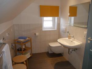 Koupelna v ubytování Lindenhof, Wohnung 1, Giebel + 25 fotografií