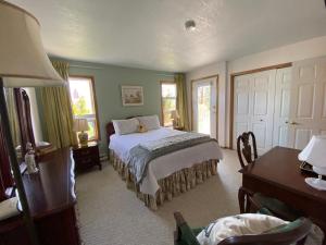 Katil atau katil-katil dalam bilik di Crown House B&B