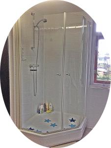 ein Badezimmerspiegel mit Dusche mit Sternen drauf in der Unterkunft B&B 2 Hoog Lelystad in Lelystad