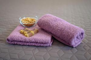 un par de toallas y un tazón de oro en Studio Apartmani M en Podaca