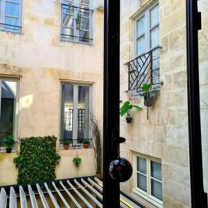 una vista desde la ventana de un edificio en La Belle Amarre-Bed and Breakfast-Maison d'Hôtes, en La Rochelle