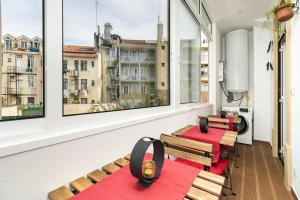 een kamer met twee banken en twee ramen bij Amazing Double room In City Center, with shared bathroom, Rustic in Lissabon
