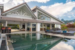 an exterior view of a house with a swimming pool at Villa Jessivia Beach in Moorea