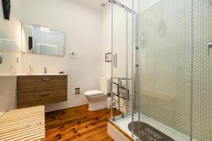 Баня в Super comfortable classy double room in Lisbon Exotic with shared bathroom