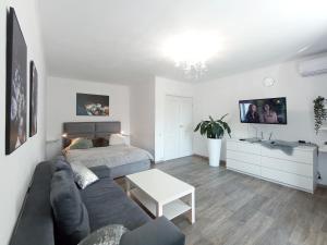 Fotografie z fotogalerie ubytování Біла 1 к Сіті центр 4 поверх ліфт вікна на парк v destinaci Mikolajiv
