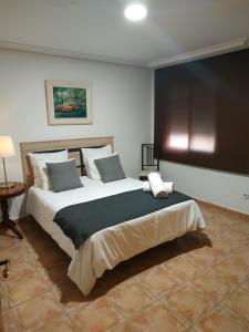 Giường trong phòng chung tại Apartamento vistas al mar - Coveta Fuma