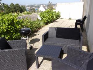 une paire de chaises et un grill sur la terrasse dans l'établissement agapanthe, à Crozon