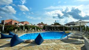 una piscina con almohadas azules en el suelo en Seaside Suites, en Kavos