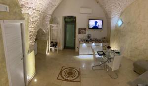 a living room with a table and a dining room at La mia suite farina in Ostuni