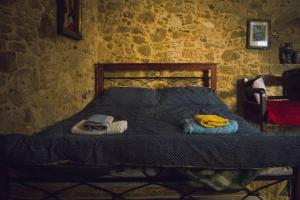Un pat sau paturi într-o cameră la The Royal Stonehouse : Sophia