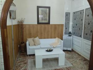 sala de estar con sofá blanco y mesa en Casa Freitas, en Combarro