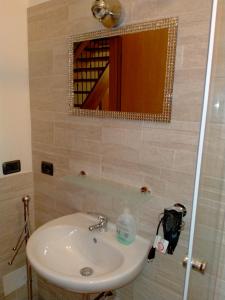 y baño con lavabo y espejo. en B&B Aurora, en Cavaion Veronese