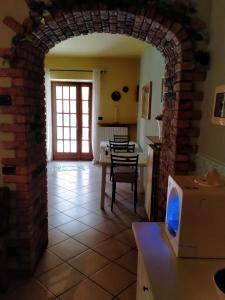 a kitchen and dining room with a brick archway at B&B Aurora in Cavaion Veronese