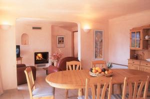 een keuken en een woonkamer met een tafel en een open haard bij Chalet Bouquetin- Lynx for up to 6 people in Champagny-en-Vanoise