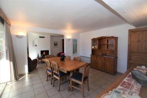 - un salon avec une table et des chaises en bois dans l'établissement Chalet Bouquetin- Lynx for up to 6 people, à Champagny-en-Vanoise