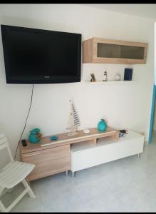 Televízia a/alebo spoločenská miestnosť v ubytovaní LA CASA DI NONNA LUCIA
