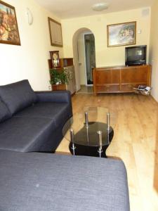 sala de estar con sofá negro y mesa de cristal en Villa Detelina Balchik, en Balchik