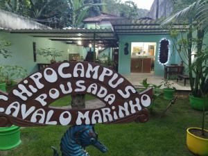 a sign in the yard of a house with a horse at Pousada Cavalo Marinho in Abraão
