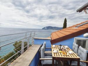 een tafel op een balkon met uitzicht op de oceaan bij Ca dell'acciuga in Cervo