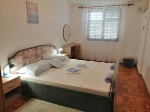 sypialnia z dużym łóżkiem w pokoju w obiekcie Apartments Kočović w mieście Peroj