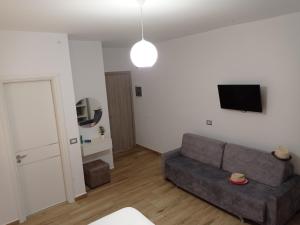 TV a/nebo společenská místnost v ubytování Vasiliu Boutique Hotel Ksamil