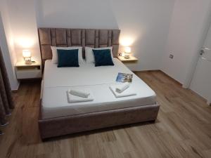 Postel nebo postele na pokoji v ubytování Vasiliu Boutique Hotel Ksamil