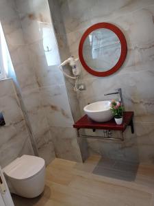 Koupelna v ubytování Vasiliu Boutique Hotel Ksamil