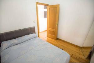 3 bedrooms apartement with jacuzzi and wifi at A Coruna 3 km away from the beach 객실 침대