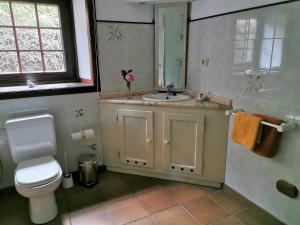 Un baño de Casa Naranjo