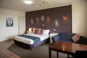 una camera d'albergo con letto e divano di Lakeview Motel and Apartments a Robe