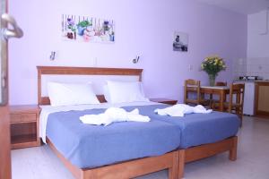 1 dormitorio con 1 cama con toallas en Michael Apartments, en Rethymno