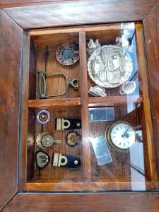 une boîte en bois avec des horloges et d’autres articles dans l'établissement CHALÉ DO CAPITÃO com Hidro - URUBICI, à Urubici