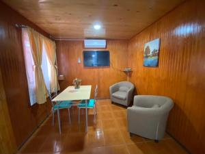 un soggiorno con un tavolo e una sedia di Depto N°3 Temuco Centro a Temuco