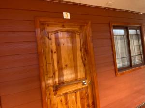 una camera con porta in legno in una casa di Depto N°3 Temuco Centro a Temuco