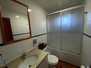 a bathroom with a sink and a toilet and a shower at Depto N°4 Temuco Centro in Temuco