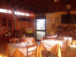 uma sala de jantar com duas mesas e uma janela em B&B Valoroso Village em Licata