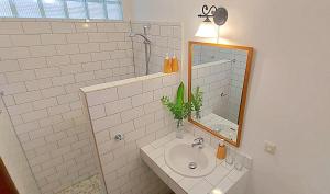 bagno con lavandino e specchio di Living Room Lembongan a Nusa Lembongan
