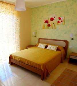 ein Schlafzimmer mit einem Bett in einem Zimmer in der Unterkunft B&B La Sciuscitta in Morciano di Leuca