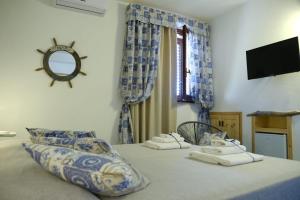 1 dormitorio con 1 cama con toallas en B&B Una favola di mare en Lampedusa