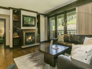 un soggiorno con divano e camino di Luxurious 3 Bedroom With Ski in & out Access condo a Truckee