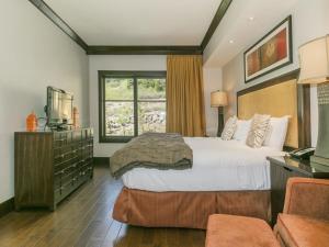 a bedroom with a large bed and a window at Luxurious 3 Bedroom With Ski in & out Access condo in Truckee